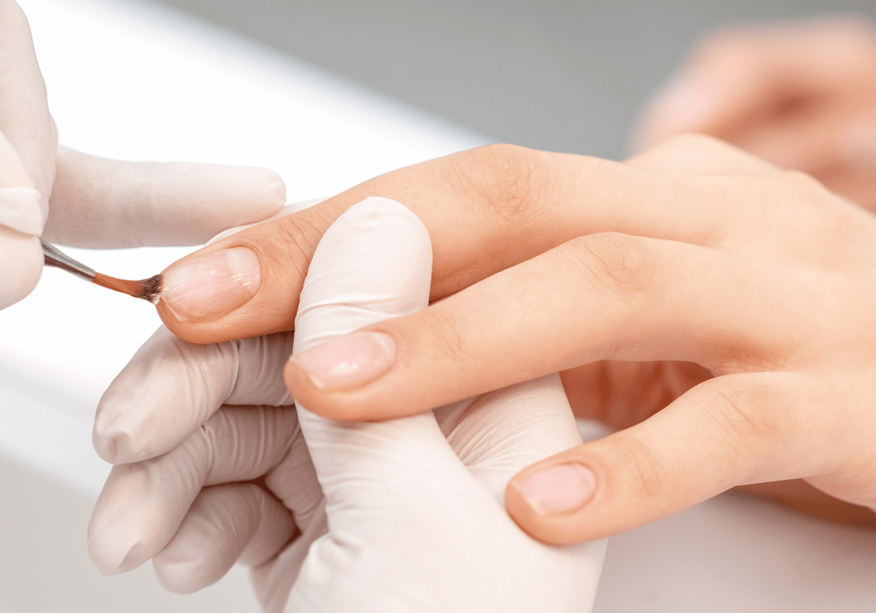 Nail repair on a single broken nail using gel and builder product